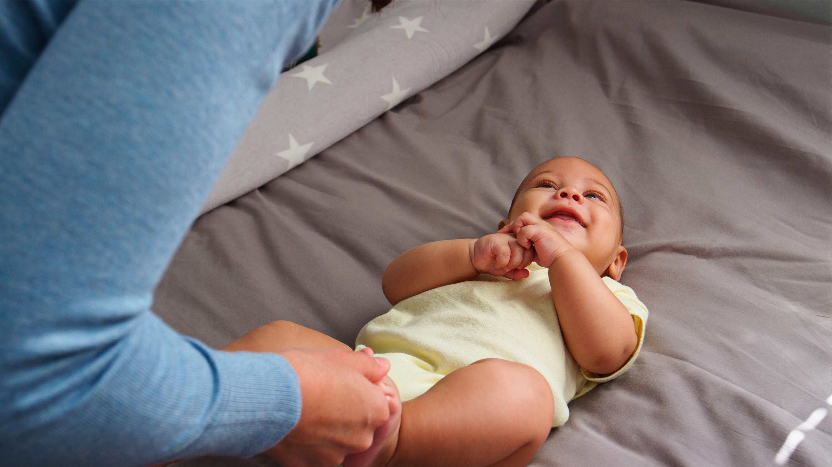 Parent observing a baby’s nighttime hunger cues